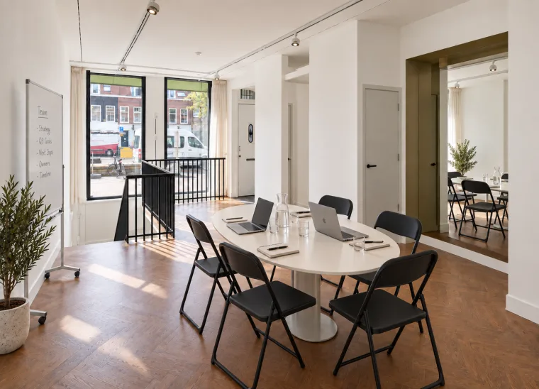 Furnishing impression of a team meeting in the herringbone-floor room